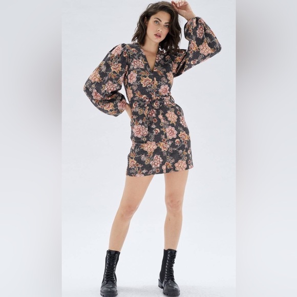 NWT MINKPINK Mehdya V-Neck Mini Dress - Picture 1 of 13